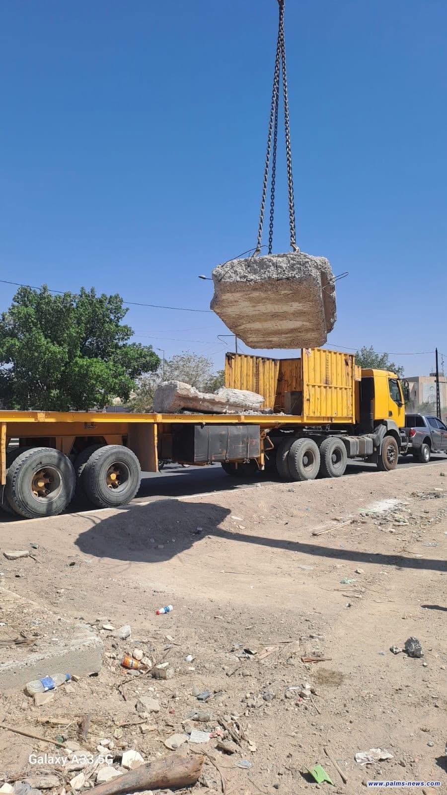 رفع الكتل الكونكريتية على الطريق الدولي السريع بمنطقة الغزالية